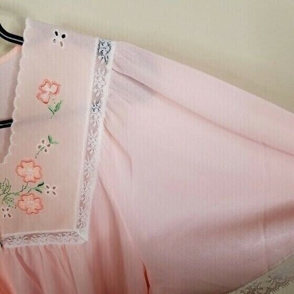 Vintage Embroidered Robe Housecoat Size Small Scalloped Neckline Button Front - Picture 5 of 7
